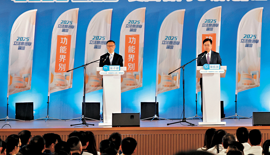 ●兩名立法會選舉功能界別金融界候選人，左起：T1號葉子建、T2號陳振英。香港文匯報記者黃艾力  攝