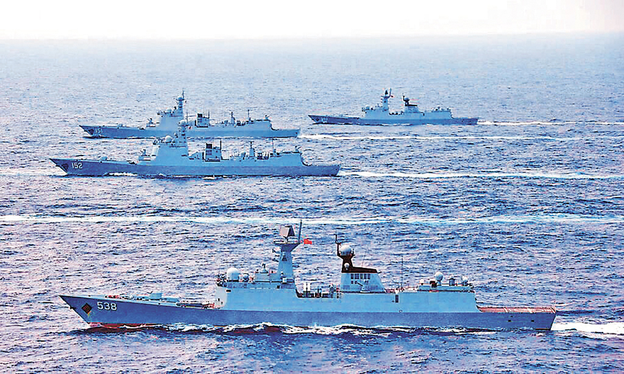 ●大連海事局發布航行警告，11月23日16時至12月7日16時，渤海海峽黃海北部部分水域範圍內執行軍事任務，禁止駛入。圖為早前解放軍在黃海軍演畫面。 資料圖片