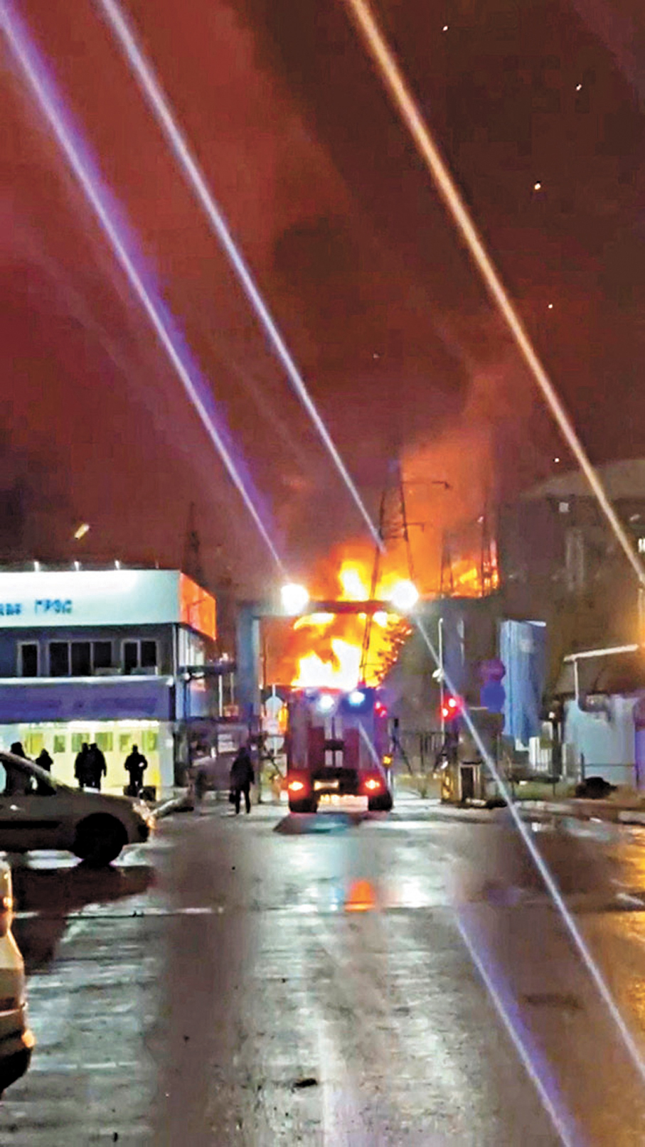 ●沙圖拉熱電站起火後，火球升上夜空。 路透社