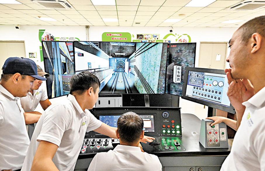 ●中國—中亞機制成立以來，中國立足中亞國家的現實需要，踏踏實實開展各領域務實合作。圖為早前天津地鐵10號線梨園頭車輛段，哈薩克斯坦學員在全功能模擬器上實訓。 資料圖片