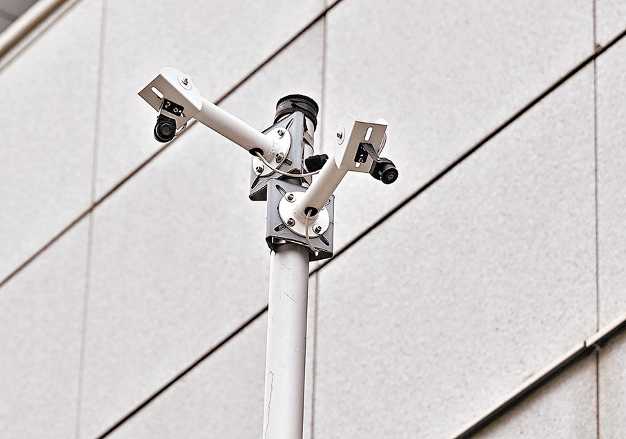 ●實時交通燈號調節系統通過加設在路口的感應器收集實時交通數據，由人工智能分析人流和車流，更合理分配車輛和行人的綠燈時間。