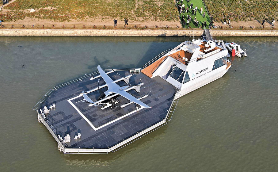  ●11月22日，峰飛航空自主研發的eVTOL零碳水上機場發布。圖為一架電動垂直起降飛行器停在eVTOL零碳水上機場。 新華社