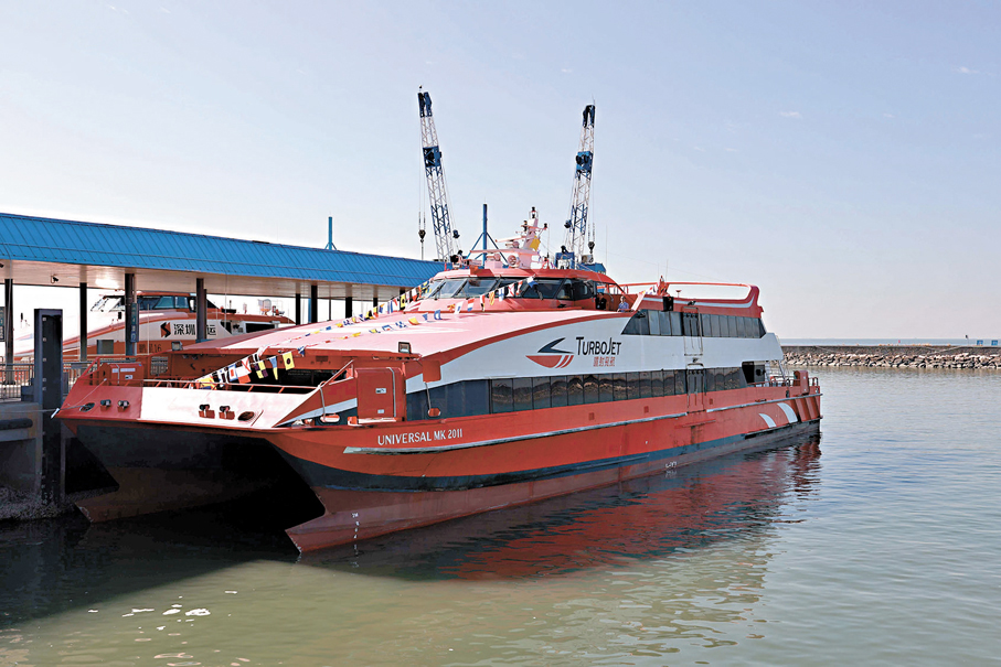 ●23日，深圳機場碼頭開通至澳門外港碼頭航線，由信德集團旗下的信德中旅船務管理有限公司運營，航行時間單程約70分鐘。 香港文匯報記者郭若溪  攝