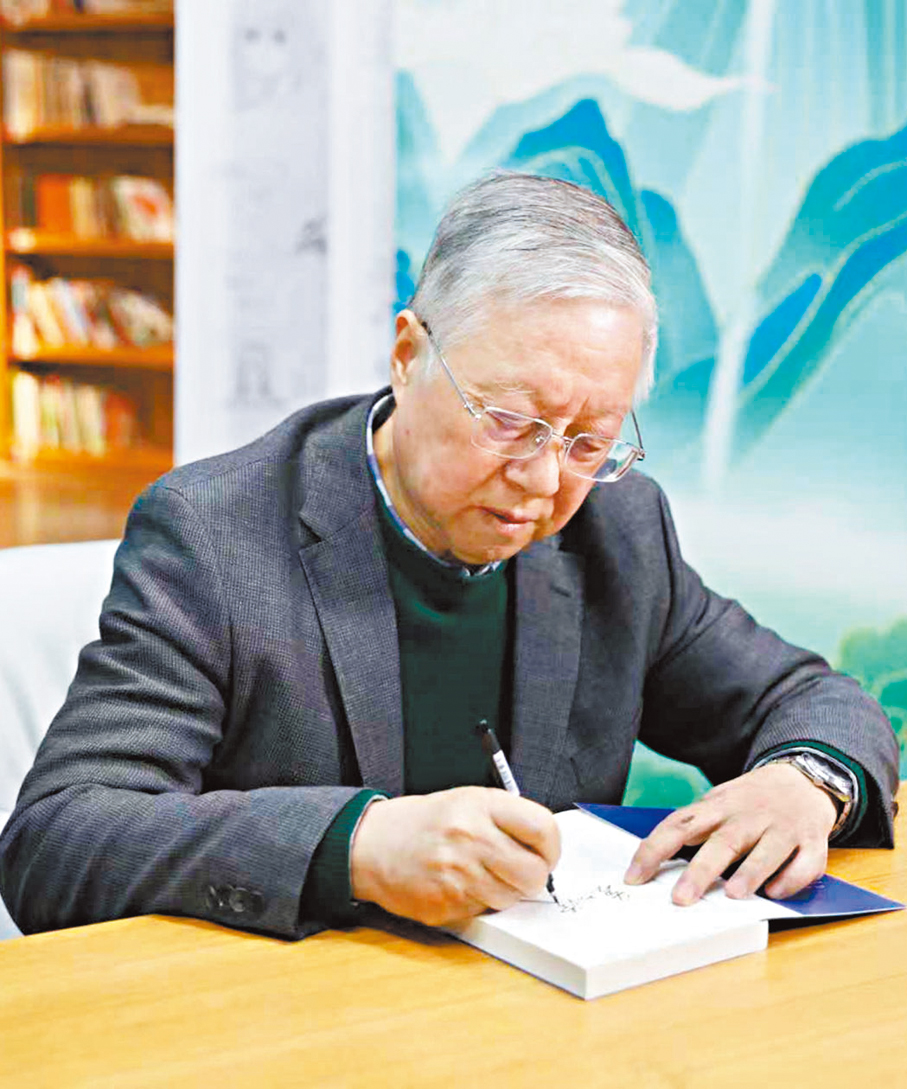 ●莫礪鋒簽售《陸游十講》。 受訪者供圖