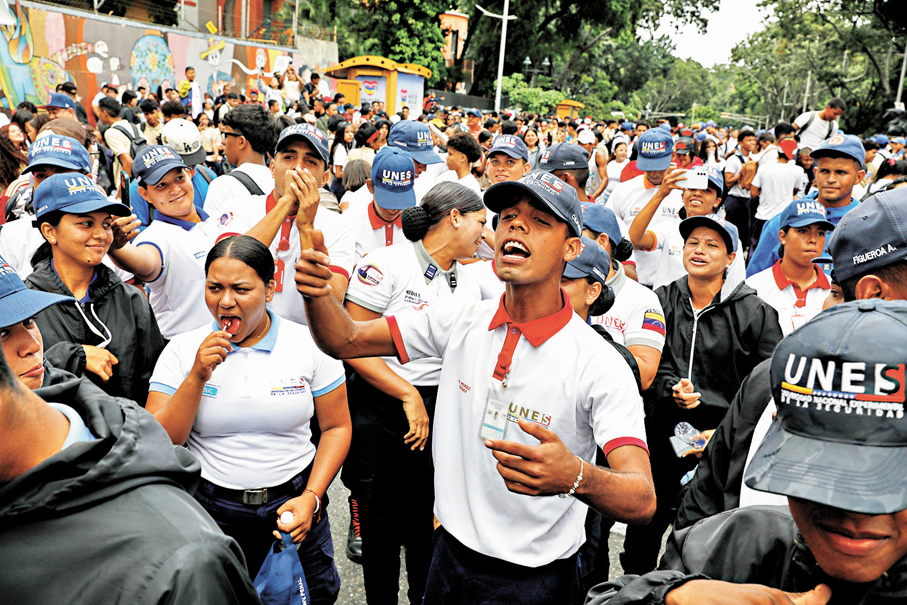 ●委內瑞拉國家安全實驗大學學生，在政府舉辦的學生節集會上支持馬杜羅。 美聯社