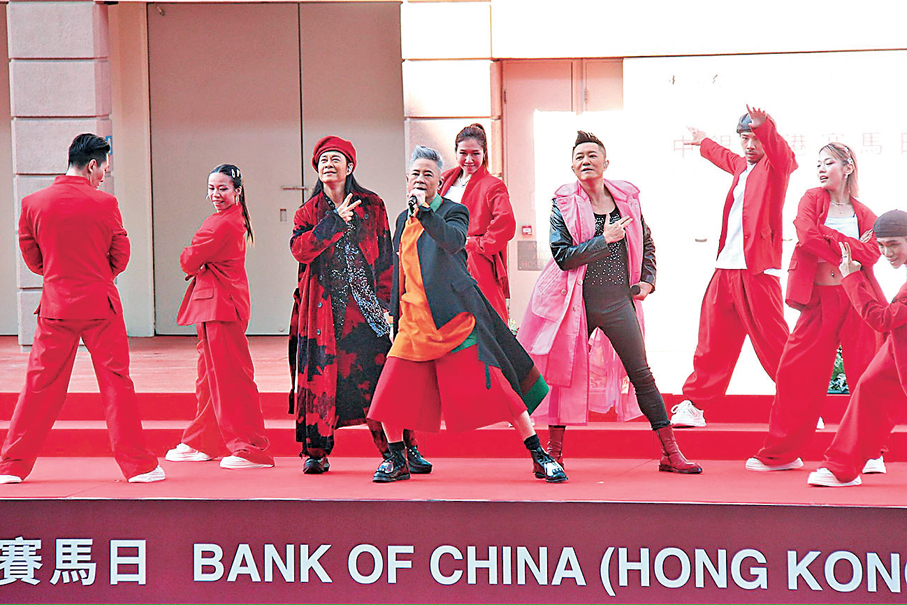 ●草蜢獻上勁歌熱舞。   香港文匯報記者達里  攝