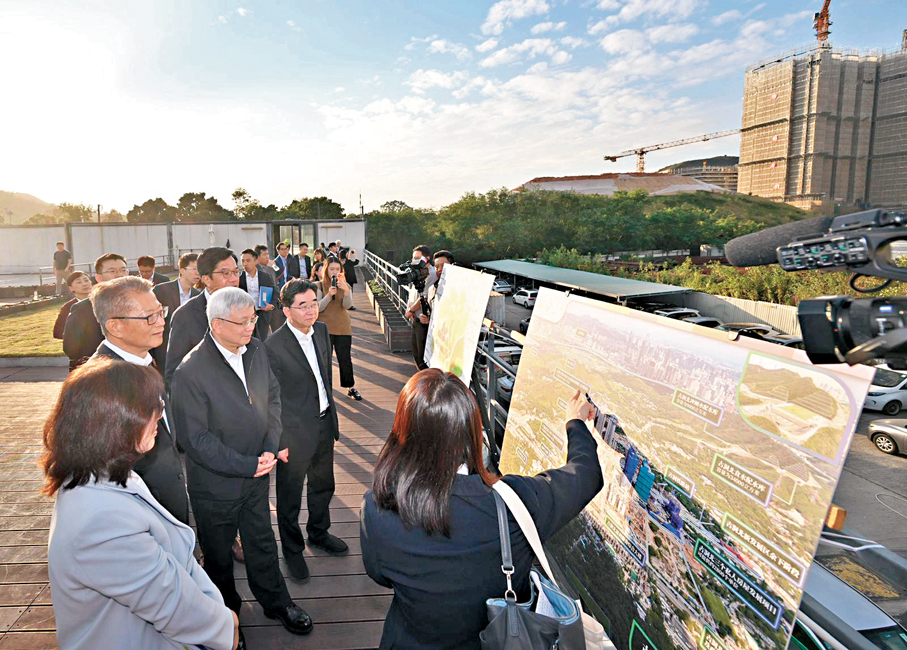 ●侯建國（左三）、祝衛東（左五）到訪古洞北新發展區地盤辦公樓，了解該區的規劃及建設進展。