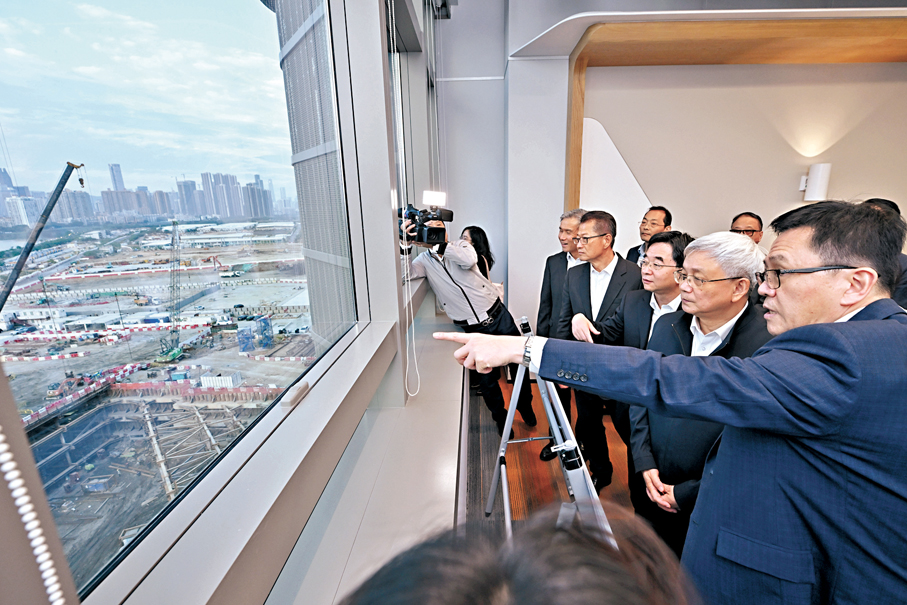 ●侯建國（右二）、祝衛東（右三）視察河套香港園區。