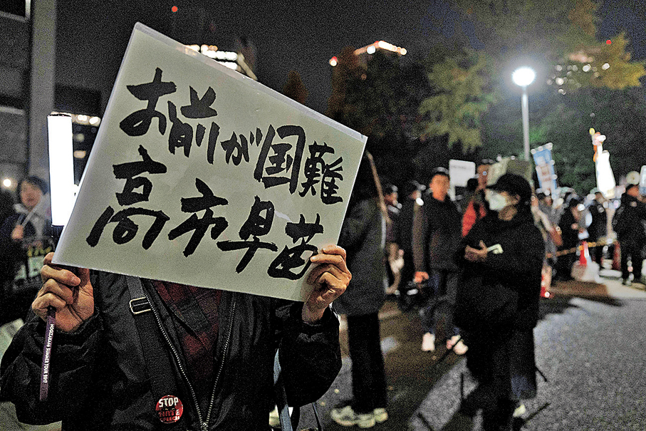 ●11月21日，在日本東京，數百名日本民眾聚集在首相官邸前舉行抗議活動，要求高市早苗收回她最近關於台灣的錯誤言論，並作出解釋和道歉。彭博社