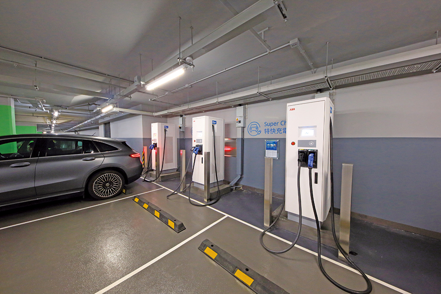 ●領展現時已成為香港最大的私營電動車充電網絡供應商，提供超過3,000個充電設施。