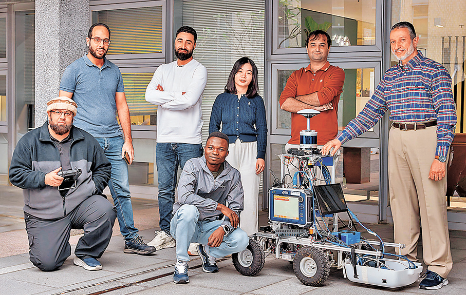 ●Tarek Zayed（右一）領導的團隊開發出智慧橋樑檢測系統，能夠自動檢測橋面裂縫，以及識別肉眼無法察覺的潛藏結構問題。 港理大圖片