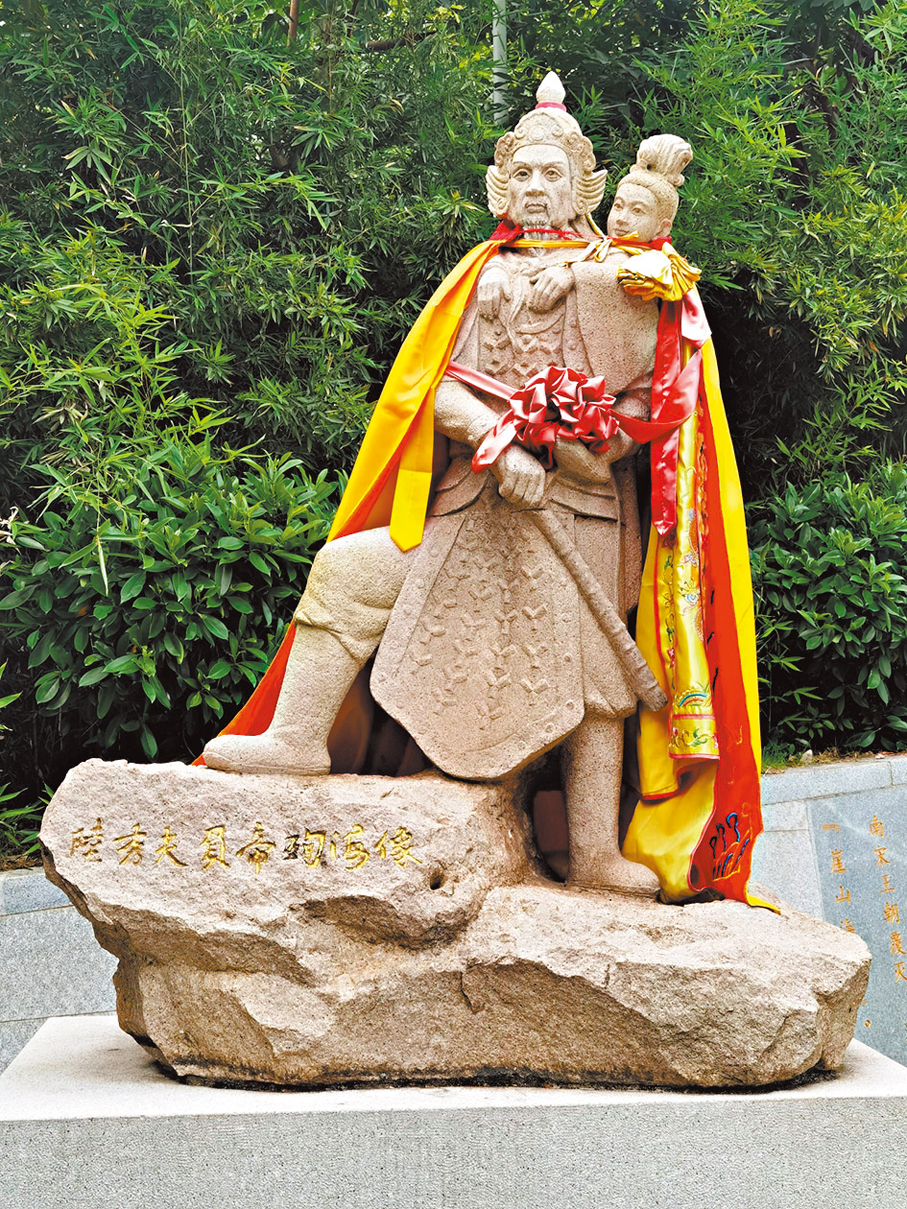 ●宋少帝陵裏的陸秀夫負帝殉海像。 作者供圖