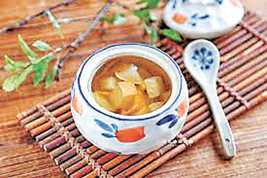 ●冰糖燉雪梨潤肺化痰。 資料圖片