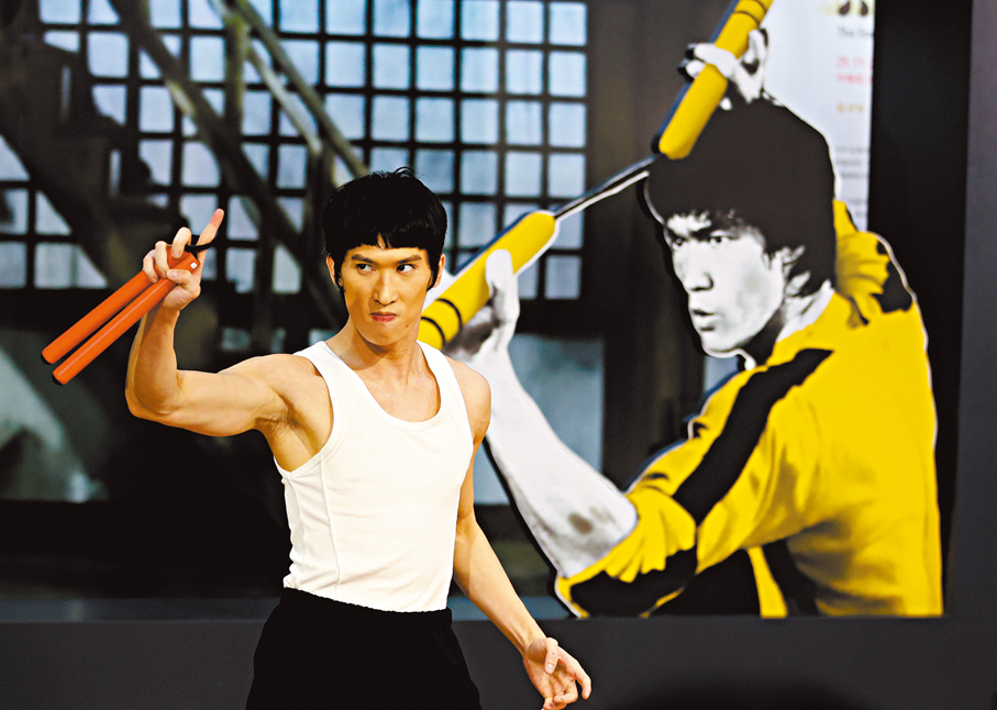 ●香港舞蹈團演員扮「李小龍」致敬。 香港文匯報記者萬霜靈 攝