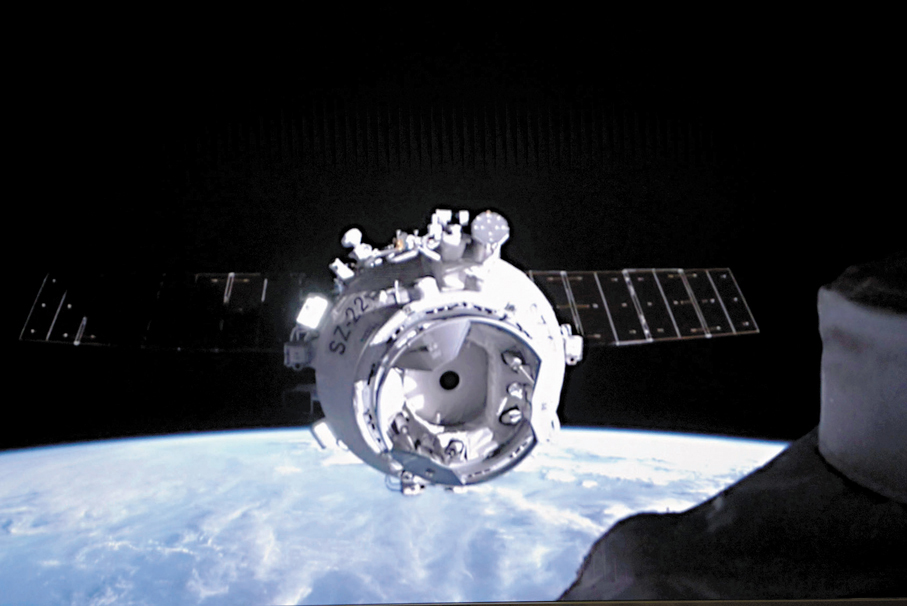 ●神舟二十二號飛船與空間站組合體交會對接過程的實時畫面。 新華社