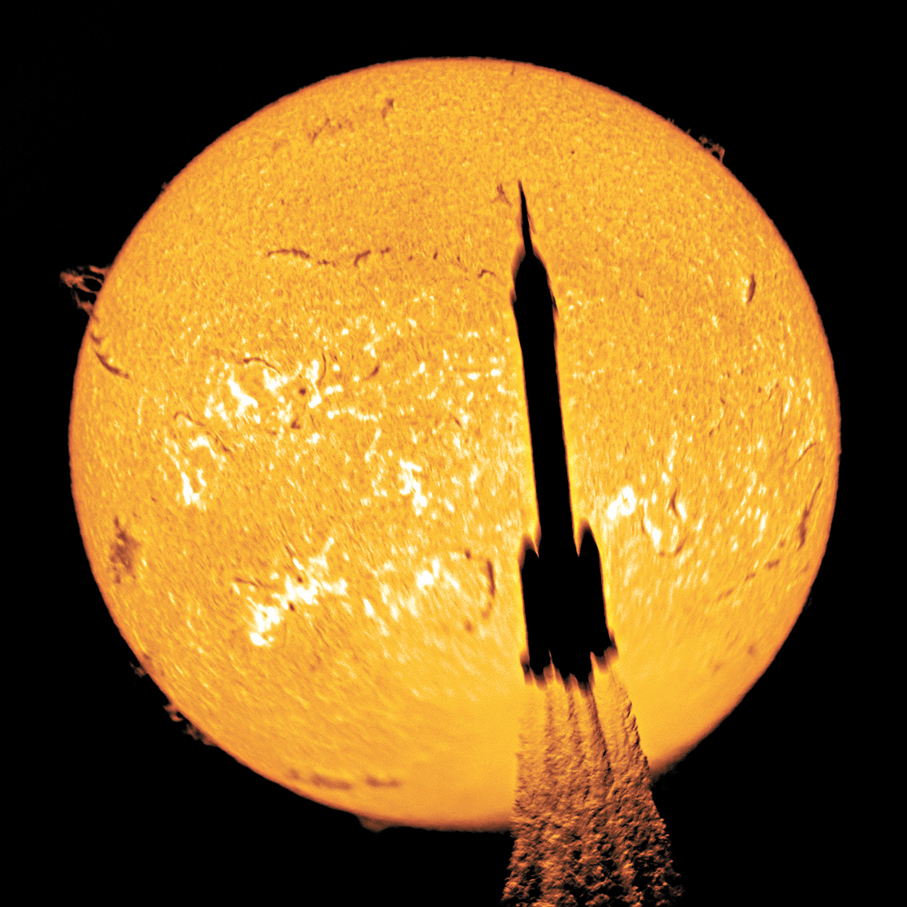 ●11月25日，搭載神舟二十二號飛船的長征二號F遙二十二運載火箭，在酒泉衛星發射中心點火發射。圖為火箭凌日瞬間。 新華社