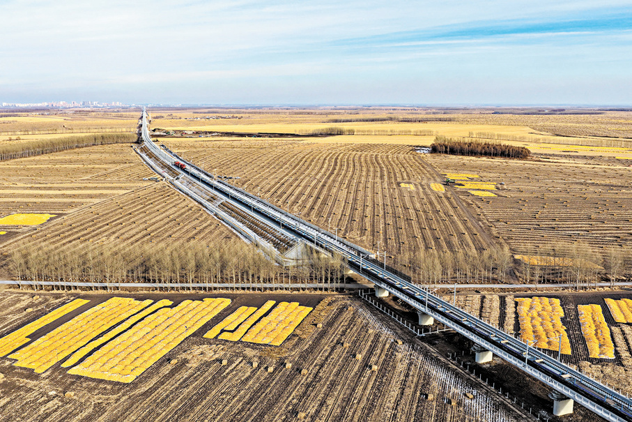 ●11月25日，中國在建最北高鐵哈伊高鐵全線鋪軌貫通。 中新社