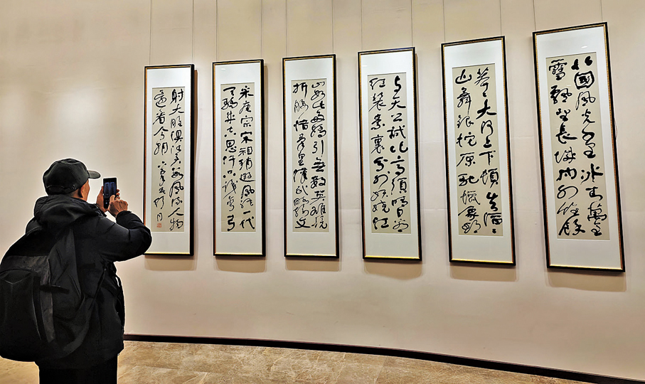 ●「千秋翰墨一舒同—紀念舒同誕辰120周年文獻展」展覽現場。