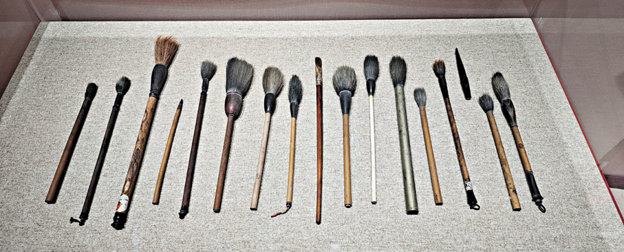 ●舒同的文房用品。