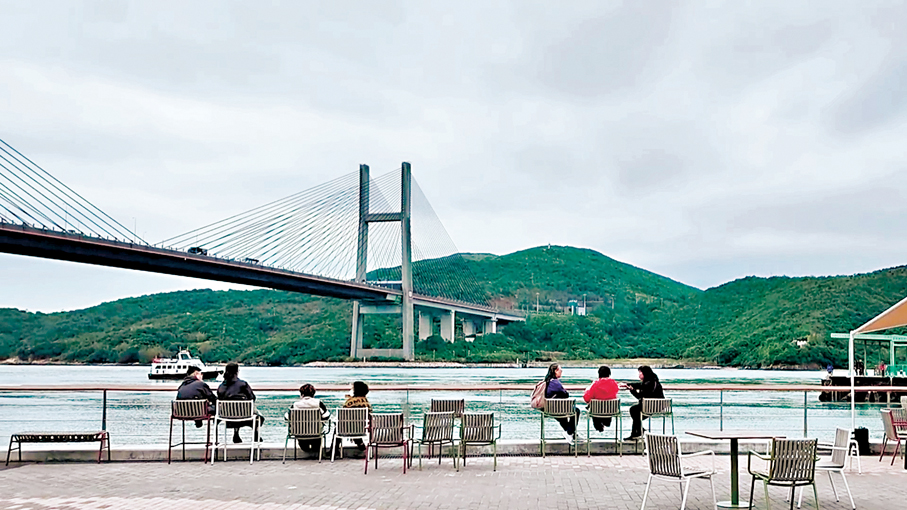 ●遊客逛完展覽館後，可以到附近海邊吹海風聊天，欣賞汲水門大橋海景。