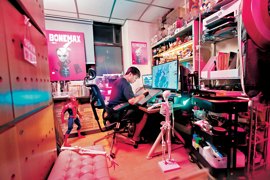 ●一鋒在工作室內潛心創作。