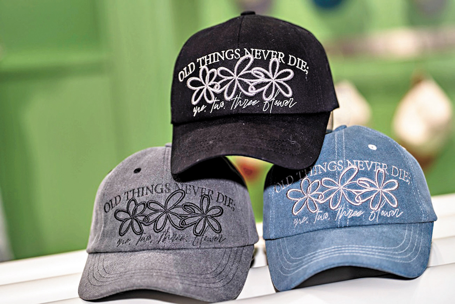 ●「Old Things Never Die」字體及花卉圖案