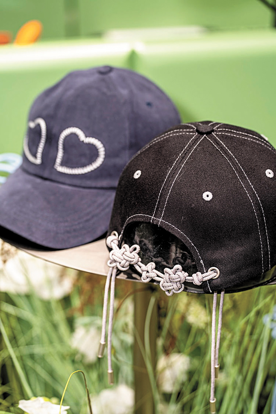 ●背後綴上花卉結繩設計