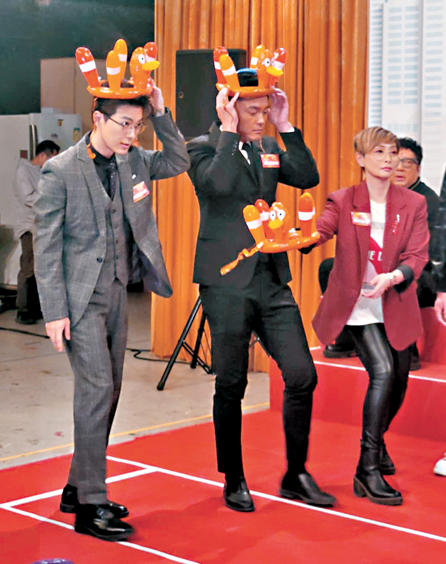 ●張景淳（左）和楊明玩遊戲勁投入。香港文匯報記者梁靜儀  攝