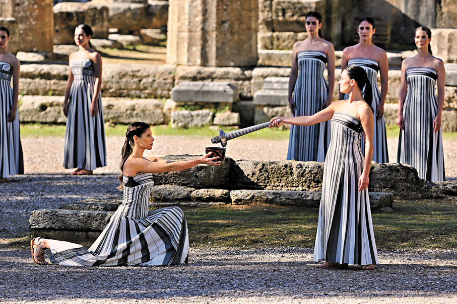 ●米蘭冬奧會聖火採集儀式24日在希臘古奧林匹亞遺址綵排。 新華社