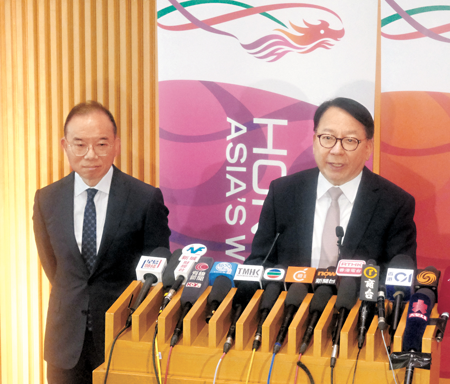 ●政務司司長陳國基（右）聯同政制及內地事務局局長曾國衞介紹免費開放多項政府設施。 香港文匯報記者涂穴  攝