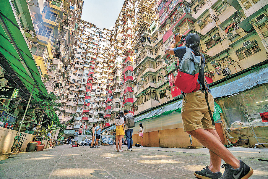 ●港島東舊樓林立，維修問題複雜，令業主無從入手。圖為鰂魚涌「怪獸大廈」。 資料圖片