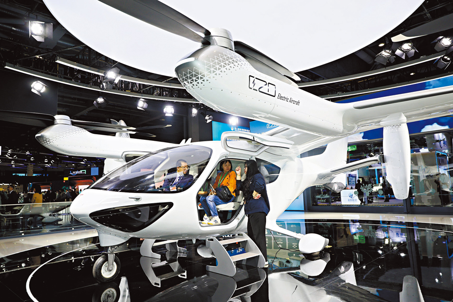 ●《方案》提出，加快布局新領域新賽道。圖為早前第八屆中國國際進口博覽會上，人們體驗電動垂直起降飛行器。 資料圖片