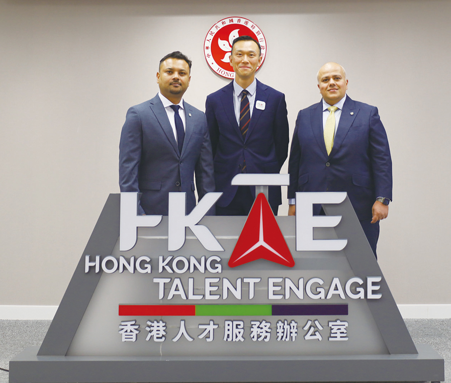 ●香港賽馬會人才招攬主管Paul Hotchan（右）、人才辦總監陳海勁（中）與新加坡專才Abhishek Sengupta（左）合影留念。