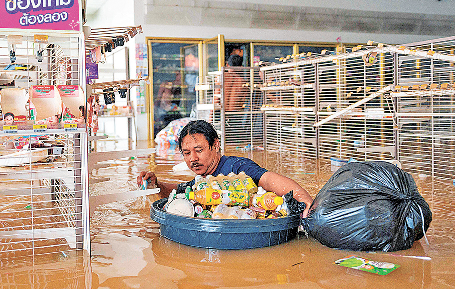 ●泰國宋卡府合艾市一間便利店被洪水淹浸。 法新社