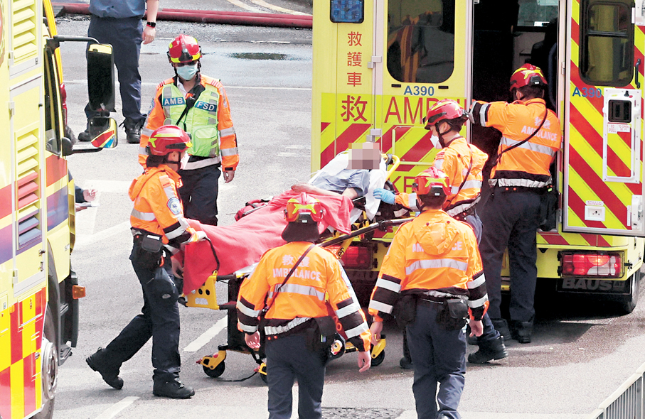 ●陸續有傷者送院。 香港文匯報記者郭木又  攝