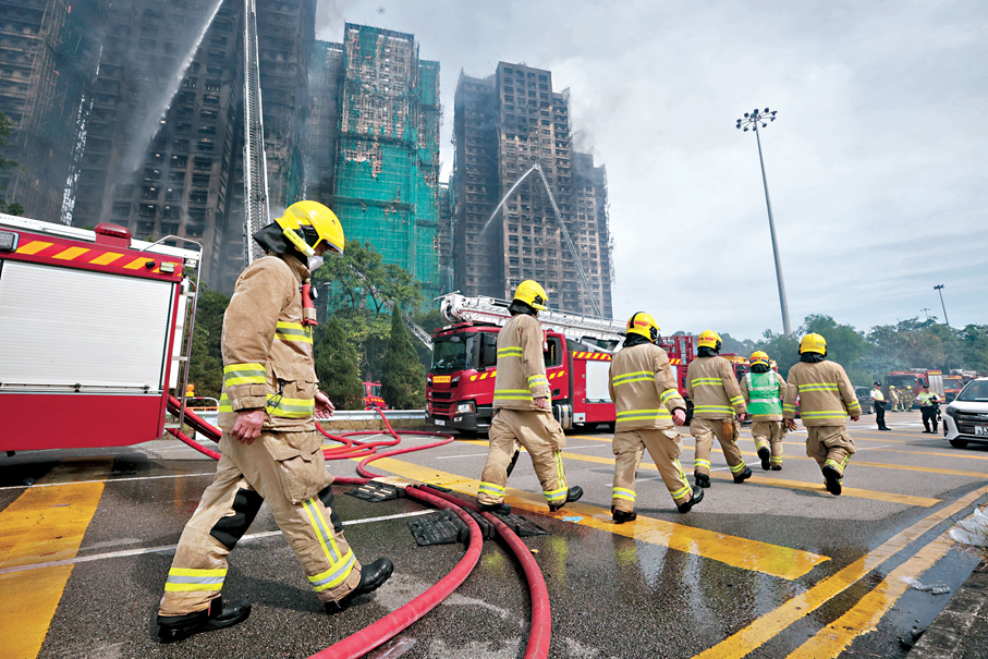●消防員縱使拯救困難，但從未放棄任何一個拯救生命的機會，會用最大的力量徹底搜索。香港文匯報記者郭木又  攝