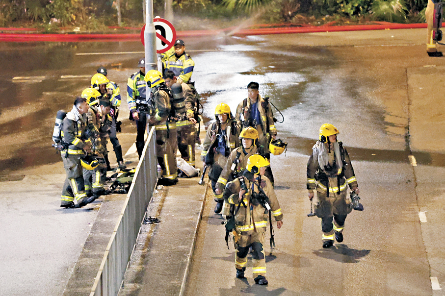 ●消防員奮勇作戰。 香港文匯報記者曾興偉  攝