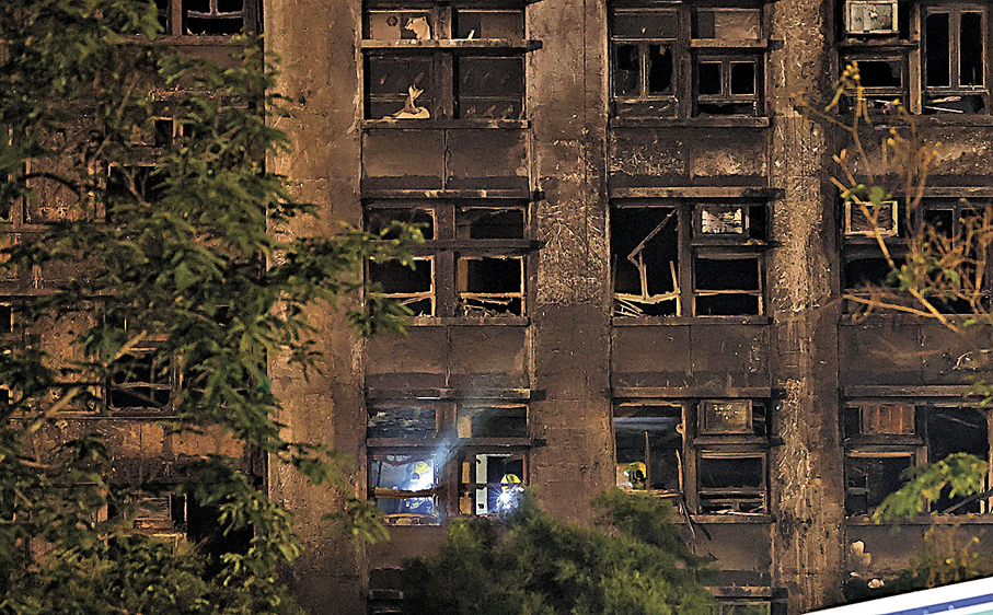 ●昨晚宏福苑大火受控後，消防搜索有無市民被困。 香港文匯報記者曾興偉  攝