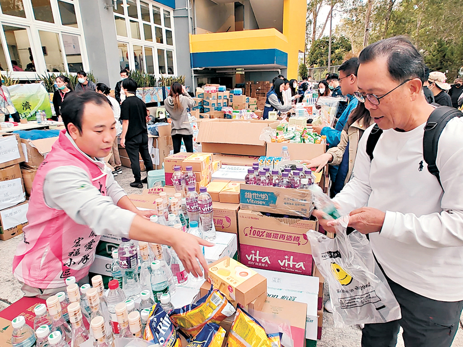 ●梅少峰為居民安排物資。香港文匯報記者嚴鍇華 攝