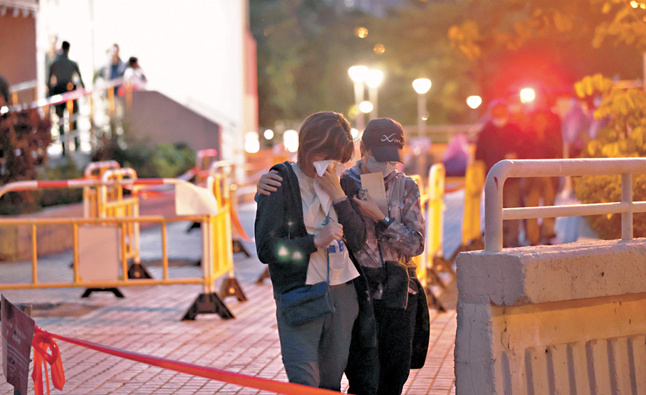 ●有市民辨認遺體相片後神情哀傷。香港文匯報記者曾興偉  攝