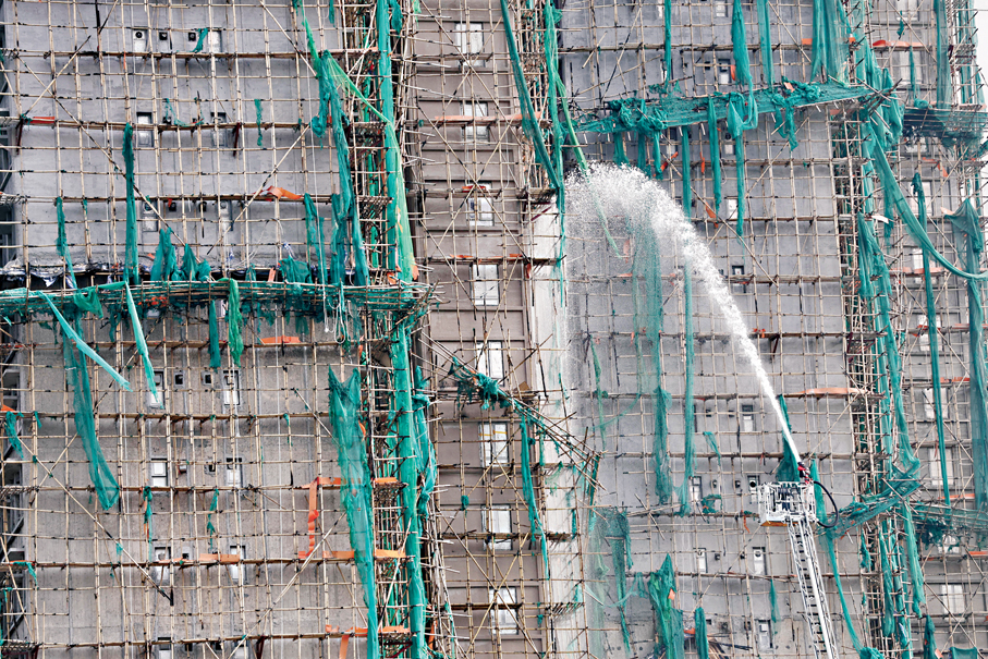 ●大廈外牆棚架保護網、保護膜、防水帆布及塑膠布等，疑未符防火標準。