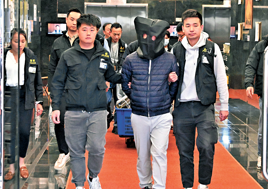 ●警方於新蒲崗搜證拘捕涉案者。 讀者供圖