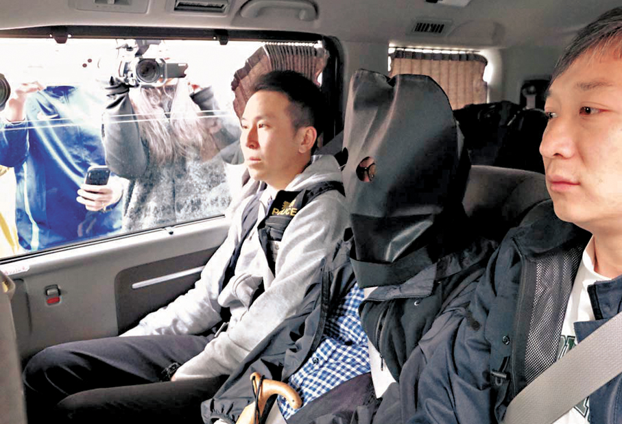 ●探員押解第三名疑犯到馬鞍山住所搜證。 香港文匯報記者涂穴  攝