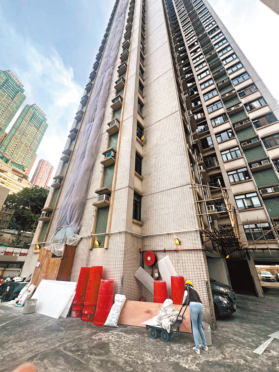 ●富嘉閣光井底部堆放大量建築材料。