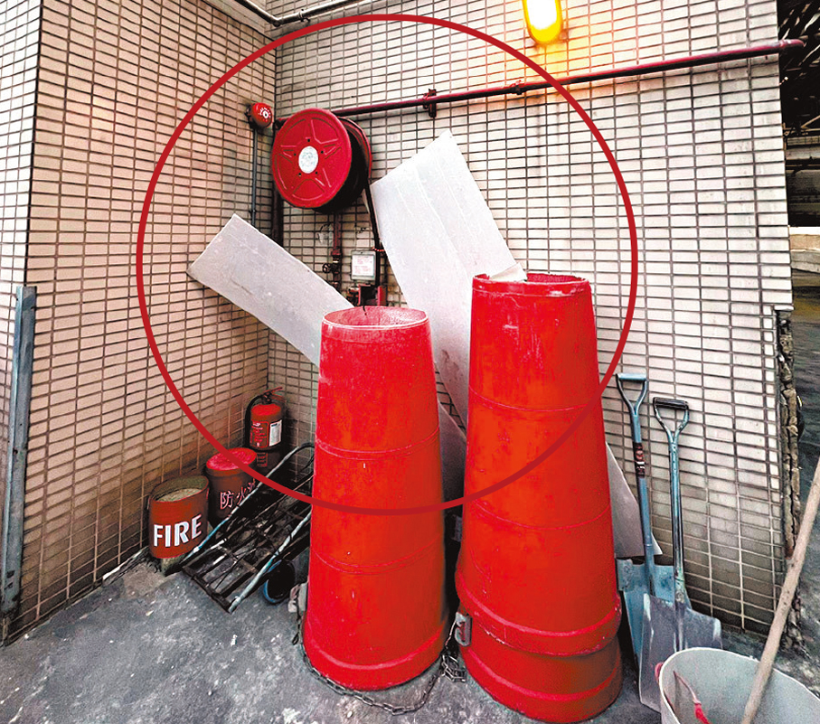●部分消防喉櫃及滅火器位置被發泡膠及其他建築工具完全堵塞。