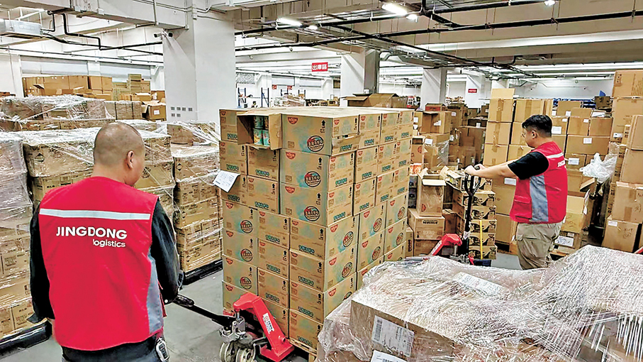 ●京東緊急支援大埔火災救援工作，首批援助物資連夜送達現場，給予災民。