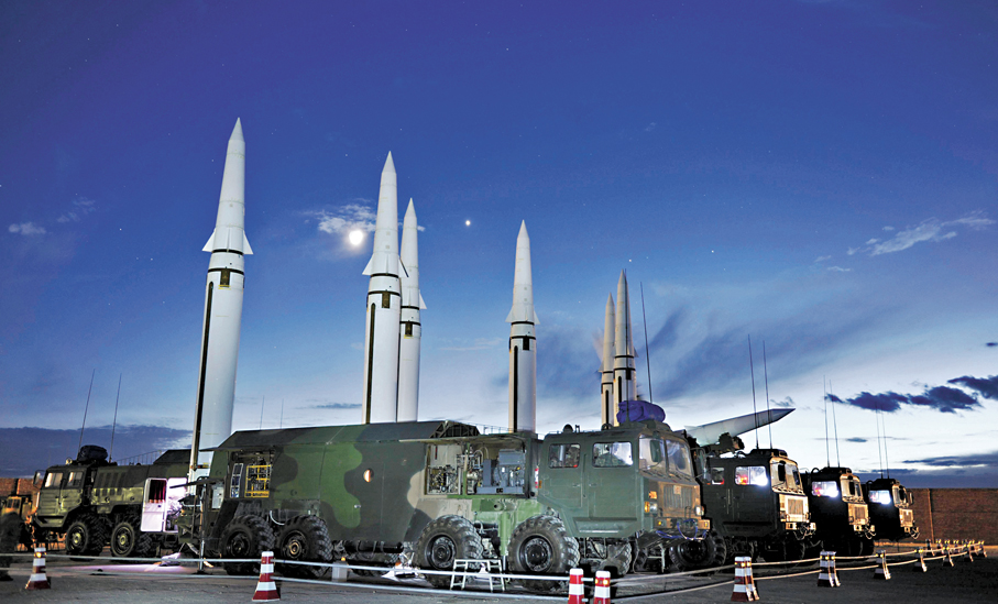 ●國防部新聞發言人表示，解放軍有強大的能力、可靠的手段打敗一切來犯之敵。圖為火箭軍訓練發射。 資料圖片