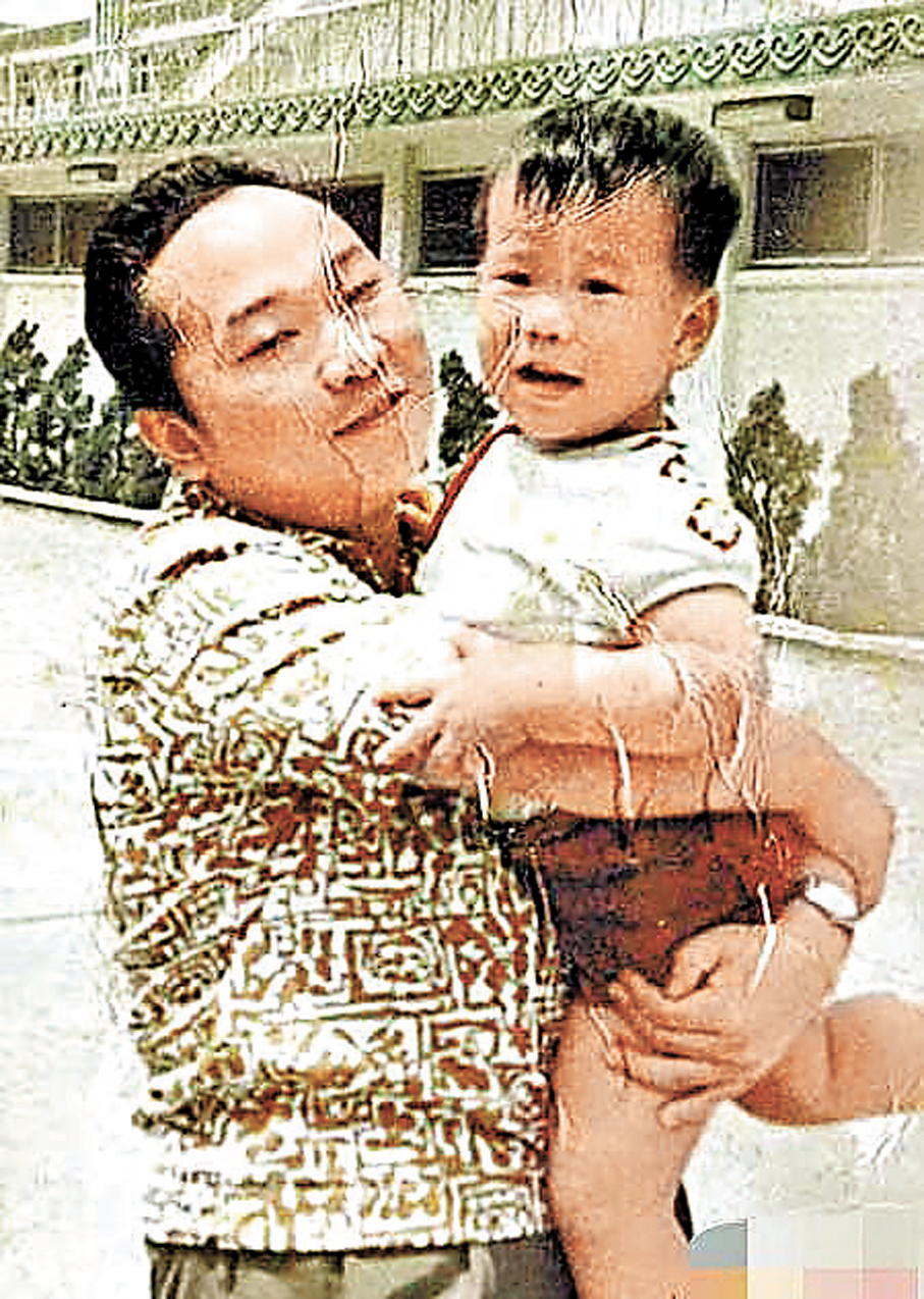 ●這是目前鄭小龍能找到的唯一一張與父親的合影。 受訪者供圖