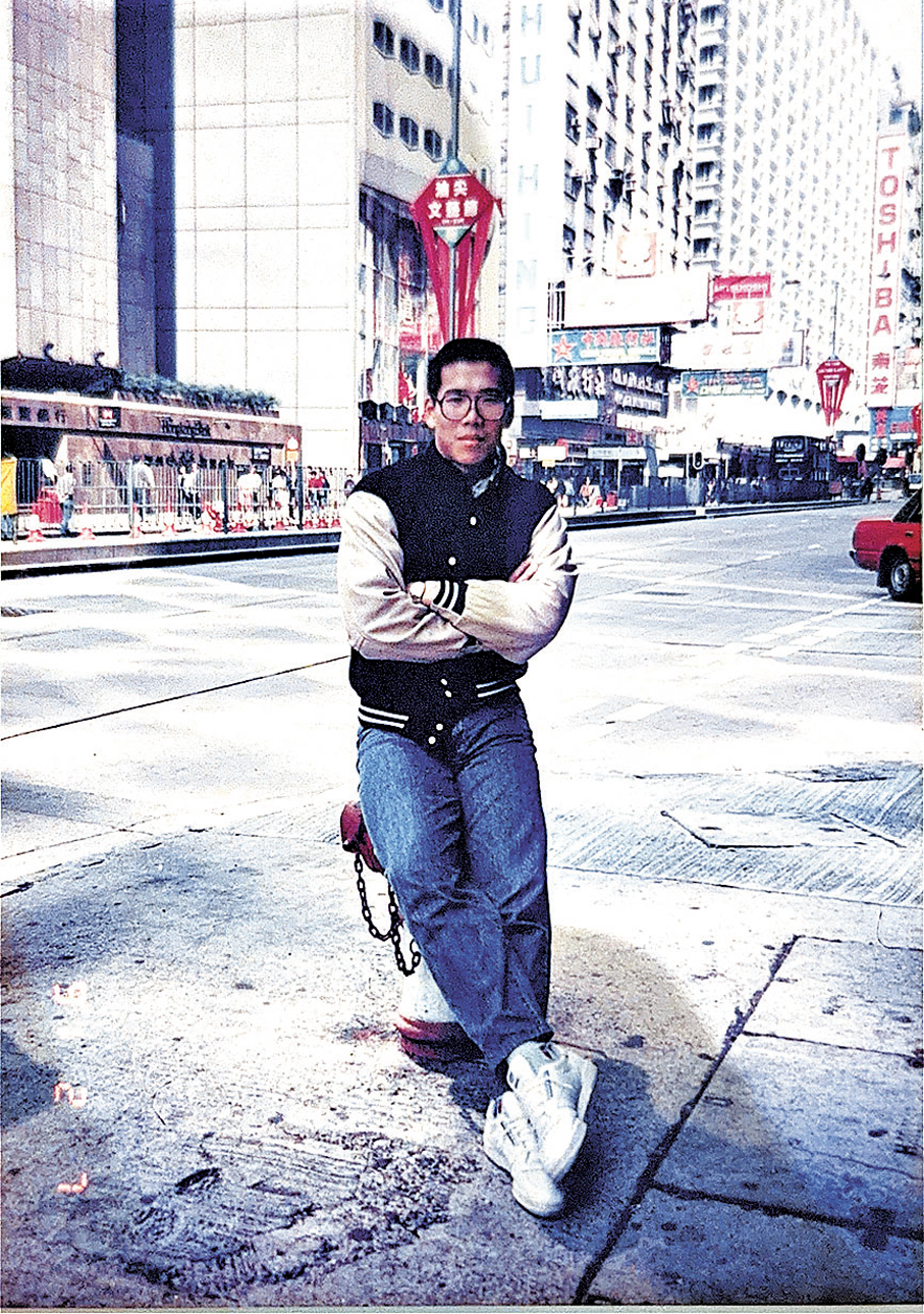 ●年輕時的鄭小龍在香港街頭留影。 受訪者供圖
