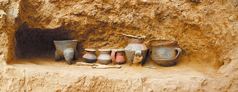 ●石峁遺址M13壁龕器物出土。 香港文匯報北京傳真